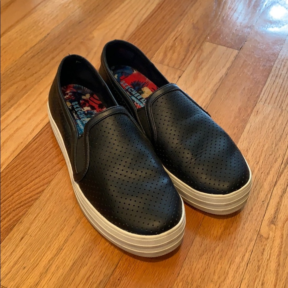 Sketchers 7.5 black and white sneaker. Worn 1x.